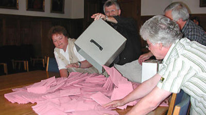 Europa- und Kommunalwahlen sorgten - wie hier in Bad Urach - für große Papierfluten in den Rathäusern. GEA-FOTO: EKS