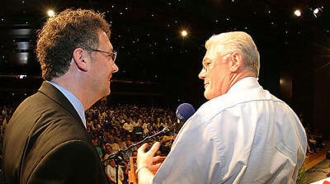 Im Gespräch bleiben: Pfarrer Dan Peter (links) mit dem Generalsekretär des CVJM-Gesamtverbandes, Ulrich Parzany.  FOTO: REISNER