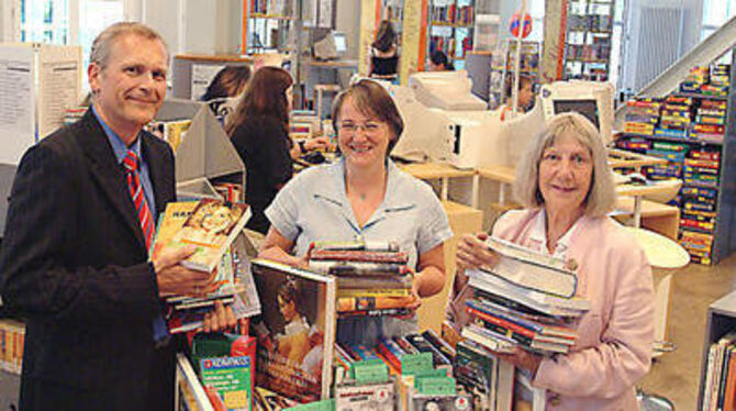 Stapelweise neue Bücher übergaben Dr. Brigitte Bausinger vom Verein der Freunde der Stadtbibliothek und GEA-Lokalchef Roland Hau