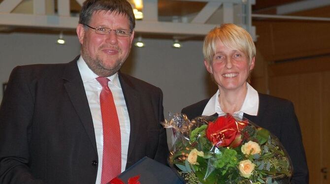 Blumen und Wein nach der Wahl: Jacqueline Lohde und Oberbürgermeister Dr. Ulrich Fiedler. FOTO: PFISTERER