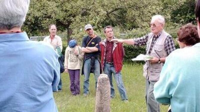 Wilhelm Koch (rechts) erklärte die Symbole des Klostersteins bei der Schillerlinde. FOTO: LPT