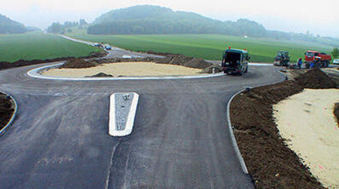 Kreisverkehr mitten in der Landschaft: Die unfallträchtige Kreuzung zwischen Steinhilben und Wilsingen ist entschärft. GEA-FOTO: