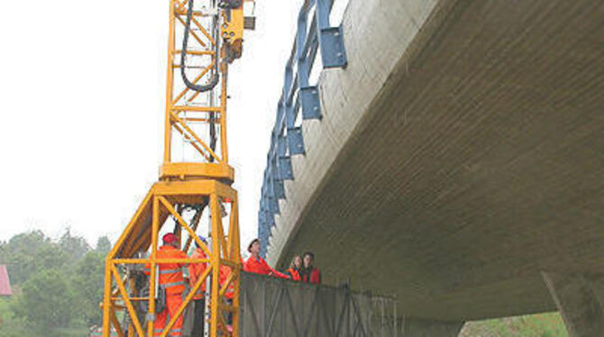 Großer technischer Check der Glemsbachbrücke. Vom Brückenuntersichtgerät aus wird der Beton abgeklopft. GEA-FOTO: JSG