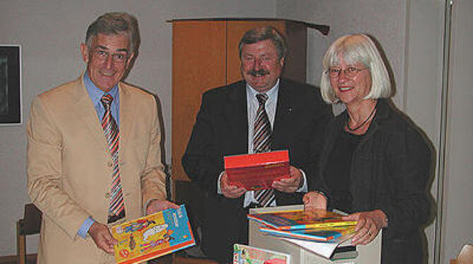 Stolz auf das Vereins-Engagement (von links): Bibliotheks-Freunde Dr. Klaus Adam und Günter Schneider mit der Pfullinger Büchere