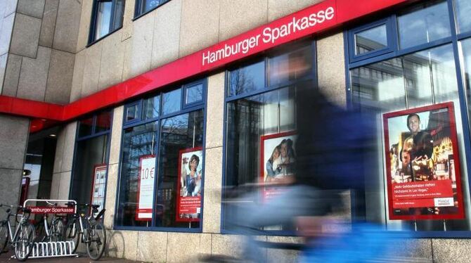 Filiale der Hamburger Sparkasse: Die Haspa ist die größte deutsche Sparkasse. Foto: Bodo Marks dpa/Archiv