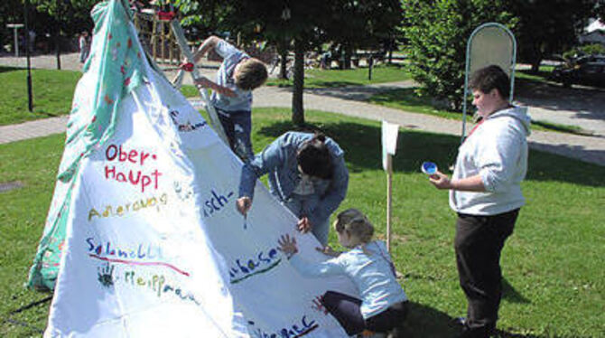 Ferienbetreuung in Pliezhausen: Die Kinder leben &raquo;wie die Indianer&laquo;. FOTO: MÜLLER