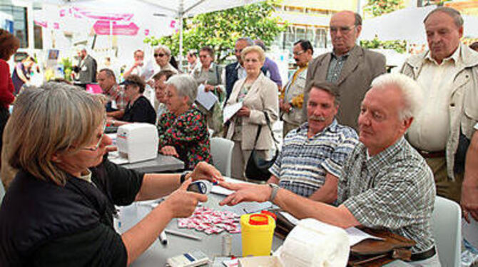 Das &raquo;KV-Mobil&laquo; machte gestern Station auf dem Reutlinger Marktplatz. FOTO: TRINKHAUS