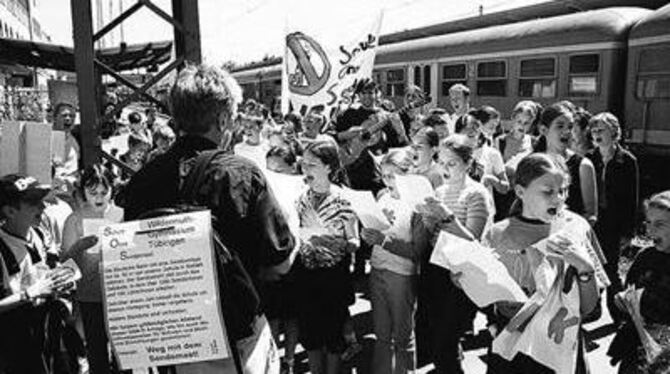 Protest auf dem Tübinger Bahnhof: Schüler demonstrierten schon 2002 gegen die Mobilfunkantenne der Bahn.  FOTO: MWM