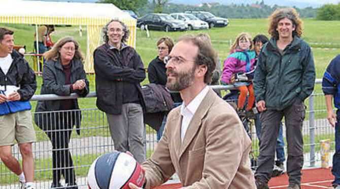 Kusterdingens Bürgermeister Jürgen Soltau ist auch auf dem Feld treffsicher.  FOTO: HP