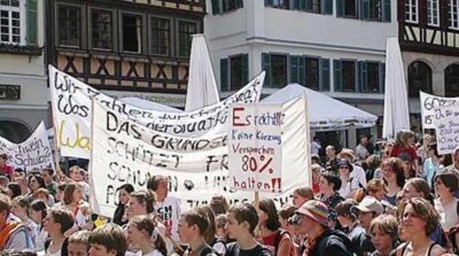 Mit Trommeln und Transparenten: Schüler, Lehrer und Eltern demonstrierten auf dem Tübinger Marktplatz gegen eine Benachteiligung