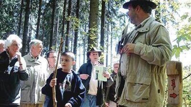 Perfektes Wetter für die Wanderung: Eninger Heimat- und Geschichtsvereinler auf der Eninger Weide. FOTO: LEIPPERT