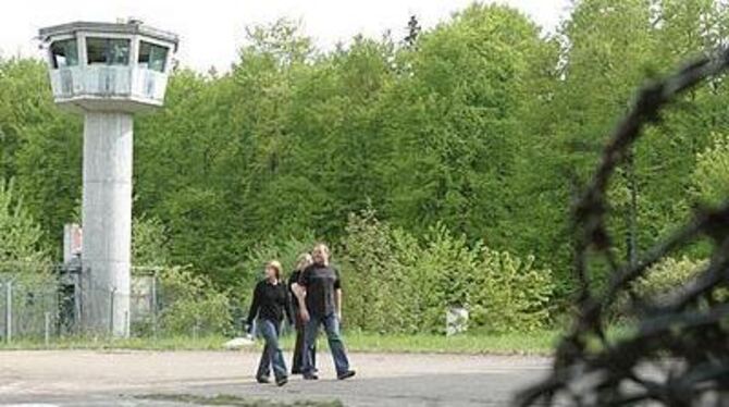 Zwischen Wachturm und Stacheldraht: Im &raquo;Lager Golf&laquo; ist der Kalte Krieg noch gespenstisch nahe. FOTO: BAIER