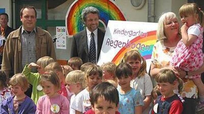 Unter dem Regenbogen vereint: Zusammen mit den Kindern freuten sich (von links) Christoph Heine, Bernhard Knauss und Marianne Do