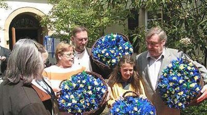 Blaue Blumen als Symbol im Anklang an Mörikes berühmtes Gedicht.  FOTO: PFI