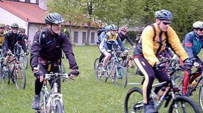 130 Teilnehmer zwischen sechs und 70 Jahren waren beim Massenstart an den Pfullinger Hallen; insgesamt machten 200 Biker mit. FO