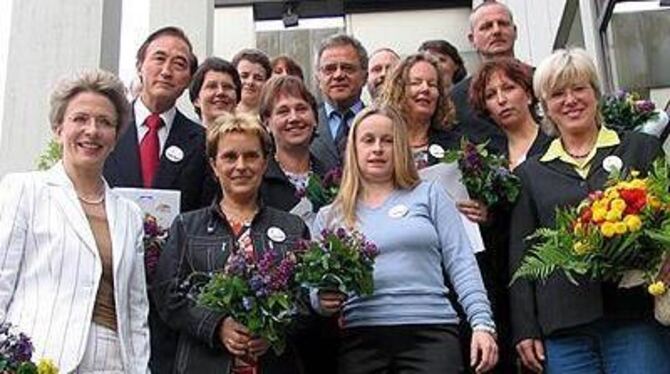 OB Barbara Bosch (links) und die Reutlinger &raquo;Brückenbauer&laquo;.  FOTO: STRÖHLE