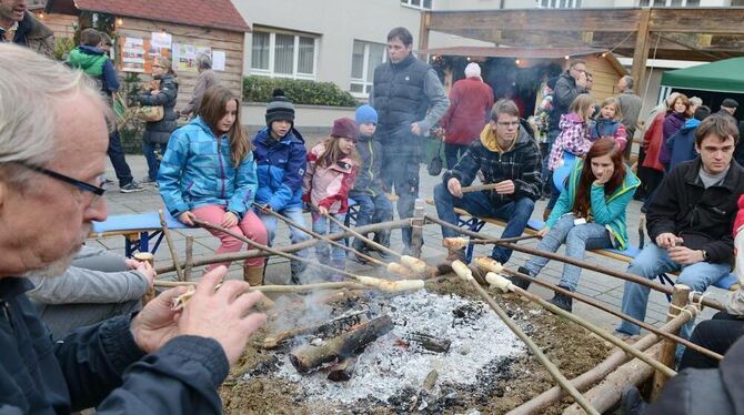 Beliebt bei Kleinen wie bei Großen: Beim Stockbrotbacken bei den Christlichen Pfadfindern auf dem Passy-Platz konnte man sich he