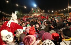 Dicht umlagert: Nikolaus auf dem Weihnachtsmarkt vor dem Zwiefaltener Münster. FOTO: WARNACK