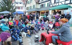 Eine Geschichtenerzählerin erfreut Kinder auf dem Kirchentellinsfurter Weihnachtsmarkt.