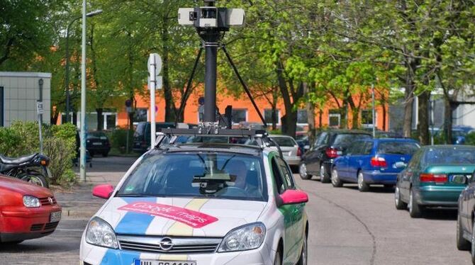 Ein Kameraauto des Internetdiensteanbieters Google fährt durch Berlin. Foto: Tobias Kleinschmidt/Archiv