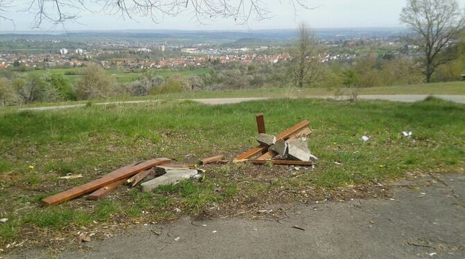 Blinde Zerstörungswut: Zerschlagene Bank bei Belsen.  FOTO: MEYER