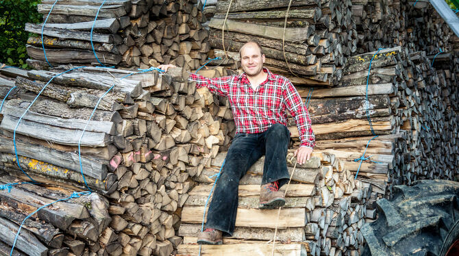 Das Eschensterben sorgt für volle Holzlager wie beim Gomaringer Florian Mayer.  FOTO: HAMMER