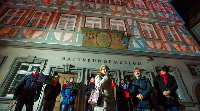 OB Barbara Bosch (vorne links) eröffnet den Weihnachtsmarkt mit Norbert Brendle und Regine Vohrer von der Marktwerkstadt vor dem