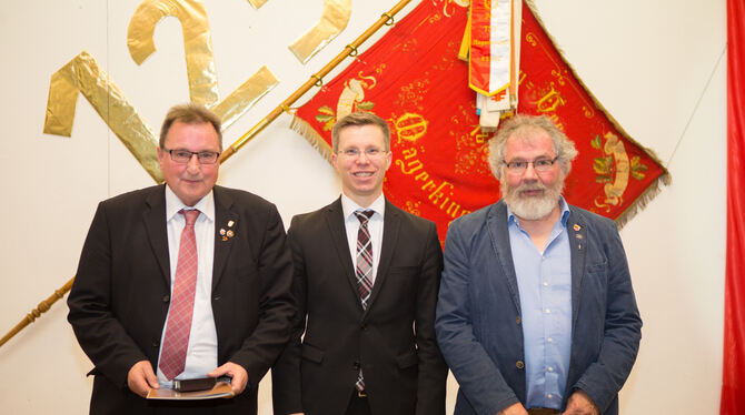 Hohe Auszeichnungen gab’s beim Mägerkinger TSV-Jubiläum. Walter Rist (rechts) erhielt aus der Hand von Bürgermeister Christoph N