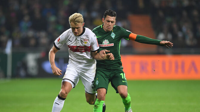 Duell in Bremen: Stuttgarts Andreas Beck (links) und Zlatko Junuzovic. FOTO: DPA