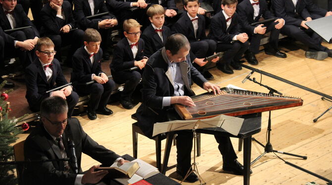 Hier spielt gerade der Zither-Virtuose Willi Huber, links neben ihm sitzt Moderator Edi Graf, im Hintergrund warten und lauschen