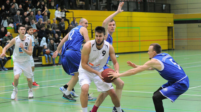 Stjepan Buhac (links) kam für die TSG auf 27 Punkte und 13 Rebounds. FOTO: BAUR