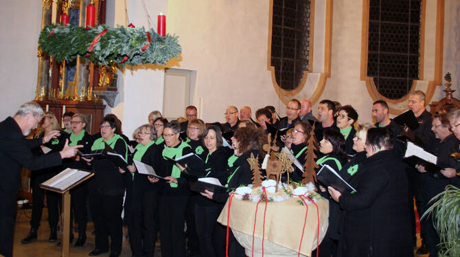 »Vivida« und »hatmantöne« beim gemeinsamen Auftritt in der Kirchen in Großengstingen. FOTO: LEIPPERT