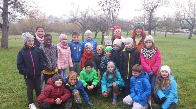 Mit Begeisterung für die Streuobstwiese: die Viertklässler der Gutenberg-Schule in Riederich waren mit Einsatz dabei. FOTO: PRI