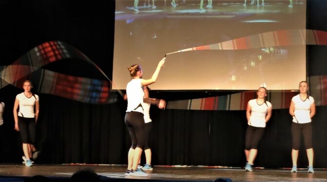 Hier ist Koordination gefragt, Fitness und Geschwindigkeit: die Rope-Skipping-Gruppe in Dettingen bei einem Auftritt.  FOTO: JUT