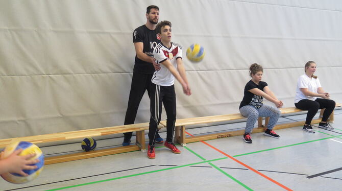 Volleyballspieler Ferenc Nemeth vom Bundesligisten TV Rottenburg gibt Hilfestellung beim Erlernen der richtigen Bagger-Technik.