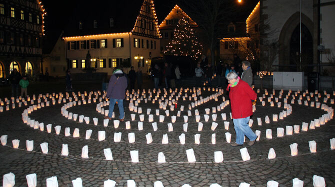 Über den eigenen Weg nachdenken: Das Lichterlabyrinth auf dem Pfullinger Marktplatz regte zu Meditation an.  FOTO: LEIPPERT