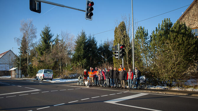 Nicht immer warten so viele Fußgänger gleichzeitig an der B 313, um sie jetzt dank Ampel sicher passieren zu können. Neu ist auc