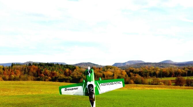 Erik begeistert sich für Modellflug.  FOTO: ZMS