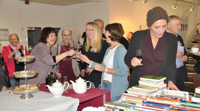 Ina Rudoph (rechts) las in Pfullingen Jane Austen. Für die Gäste gab’s Portwein, Cheddar und Tee.  FOTO: BIMEK