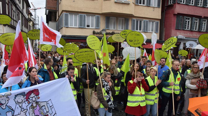 Seit Monaten ruft Verdi immer wieder zu Protestaktionen gegen den Mangel an Pflegepersonal in Krankenhäusern wie hier auf dem Tü