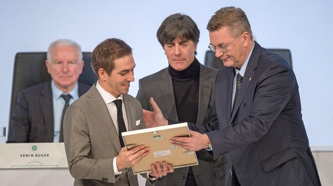 Philipp Lahm wird DFB-Ehrenspielführer. Dr. Reinhard Grindel (rechts) überreicht die Urkunde. Mitte: Joachim Löw.  FOTO: WITTERS