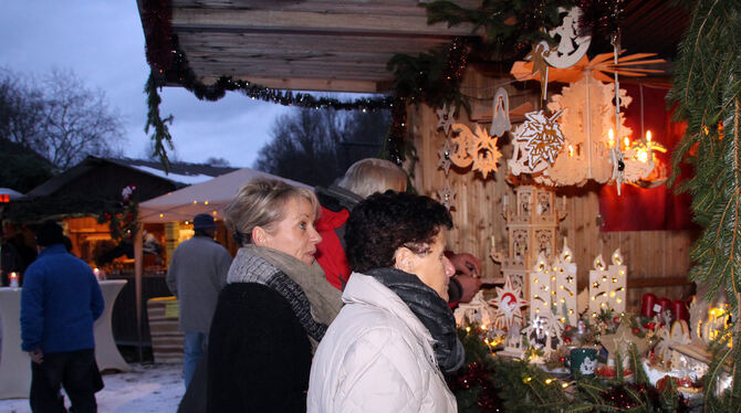 Lichterglanz und eine Winterlandschaft sorgten für einen stimmungsvollen Weihnachtsmarkt in Honau.  FOTO: LEIPPERT