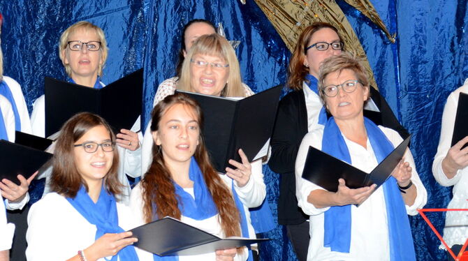 Die Kinderweihnachtsfeier in der Öschinger Turn- halle wird vom  Liederkranz in vorweihnachtlicher Weise musikalisch gestaltet.