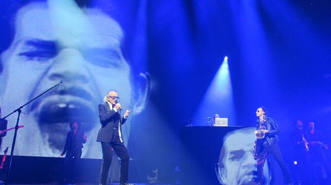 Stylish: Die Gruppe Yello in der Stuttgarter Porsche-Arena.  FOTO: MORAWITZKY