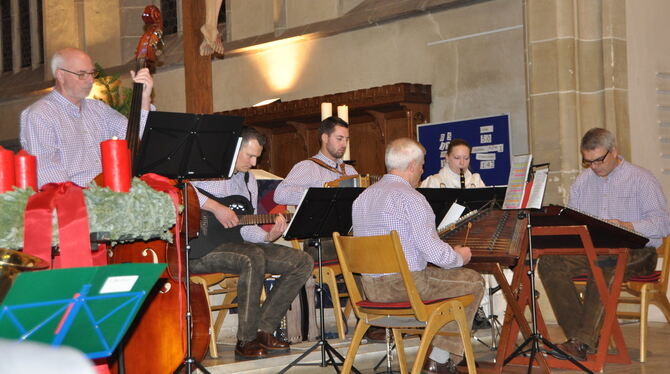 Die Echaztaler Volksmusikanten zauberten mit ihren typischen Instrumenten alpenländisches Flair in die Martinskirche.  FOTO: BIM