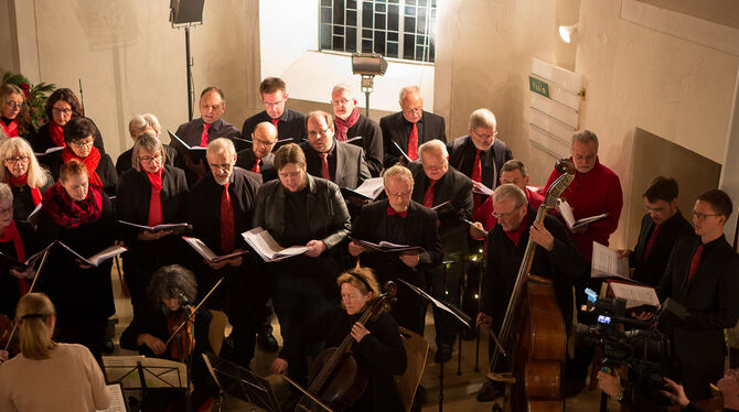 Ein großer Projektchor des Sängerbunds Bernloch-Meidelstetten gestaltete das Kirchenkonzert. FOTO: LEUSCHKE