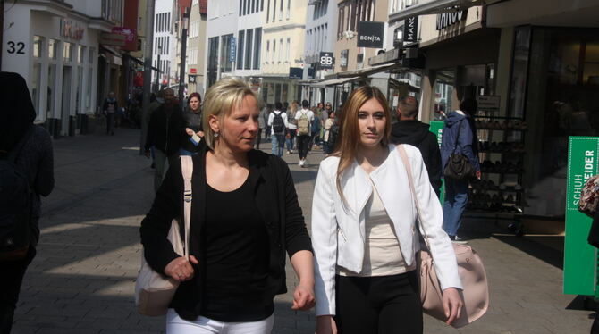 Sabine Ott (links) und ihre Tochter beim Schaufensterbummel in Reutlingen. Für Einkäufe über das Notwendigste hinaus fehlt beide