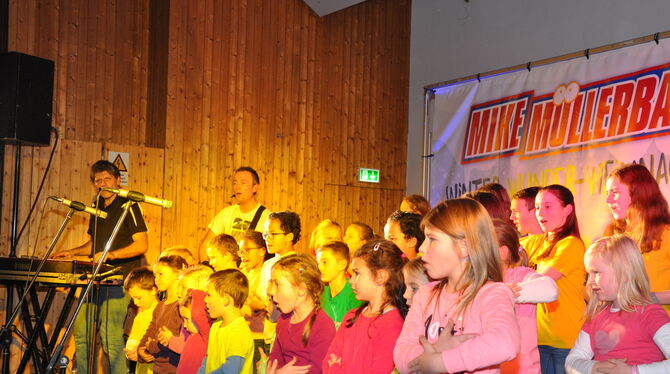 Auftritt von Mike Müllerschön in der Öschinger Turnhalle vor Hunderten Kindern. FOTO: PR