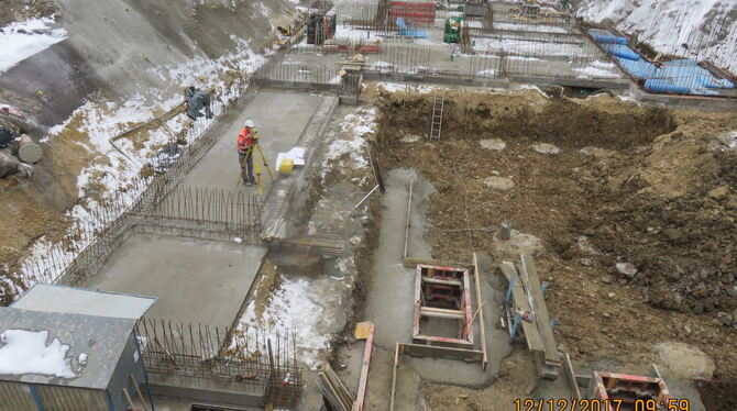 Täglich kommt der Betonmischer ins Freibad. Ein Teil der Fundamente sowie Bodenplatten ist schon fertig FOTO: STADT MÜNSINGEN