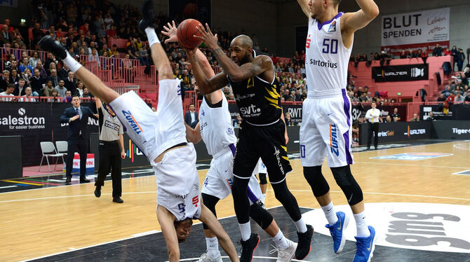 Kopfstehen, wie hier der Göttinger Stephan Haukohl im Duell mit Tony Easley, soll auch am Sonntag in Jena nur der Gegner.  FOTO: